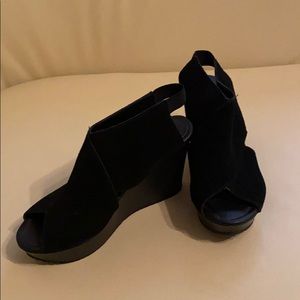 Kenneth Cole Reaction Black Suede Wedge